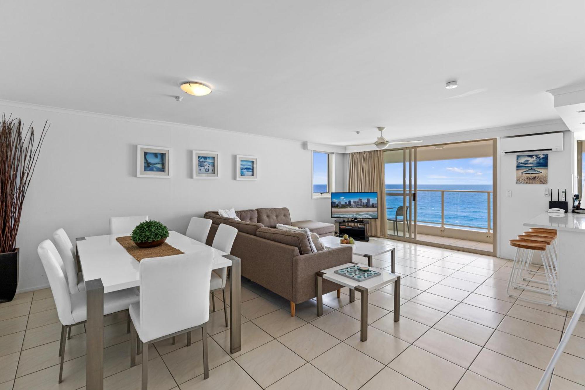 Viscount On The Beach Gold Coast Room photo