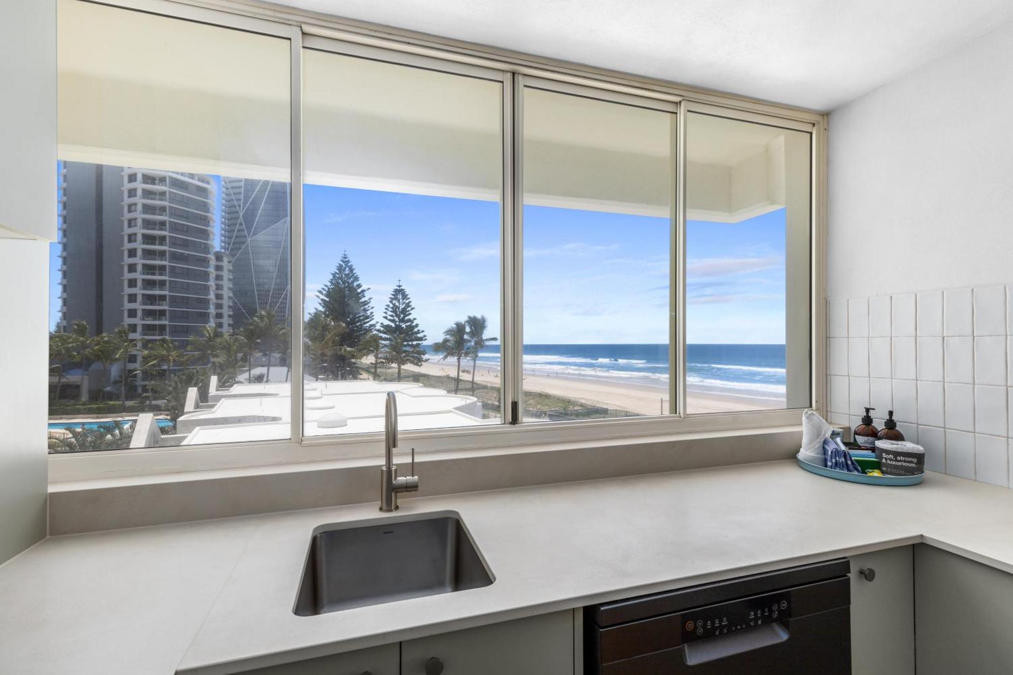 Viscount On The Beach Gold Coast Room photo